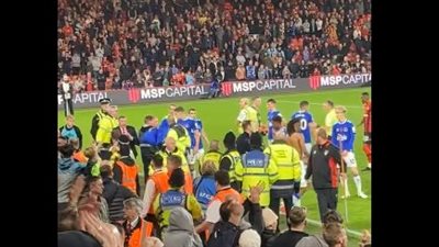 بعد إهدائه له.. مشجع يلقي قميص نجم إيفرتون في وجهه | فيديو