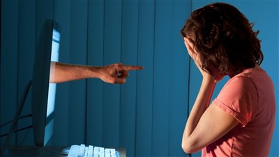 هددها بنشر صورها.. تفاصيل الحكم بالحبس سنة على شخص ابتز طليقته | بث مباشر