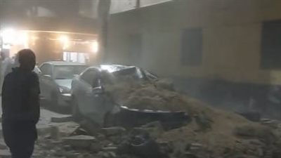 سقوط بلكونة بأحد العقارات يتسبب في تهشم سيارة بأسوان 