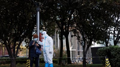 انخفاض إصابات كورونا في الصين تزامنا مع مطالبة المواطنين بالبقاء بمنازلهم 