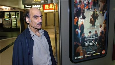 عاش 18 عاما في مطار باريس.. وفاة اللاجئ الإيراني ملهم فيلم The Terminal 