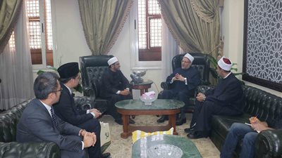 شوقي علام يستقبل مفتي سنغافورة والوفد المرافق له لبحث تعزيز التعاون