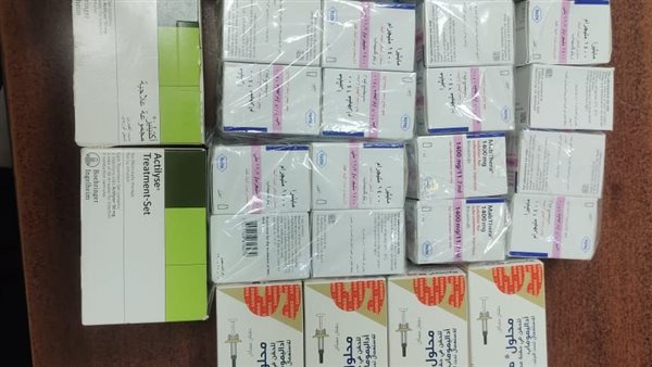 كمية من الشرائط والزجاجات