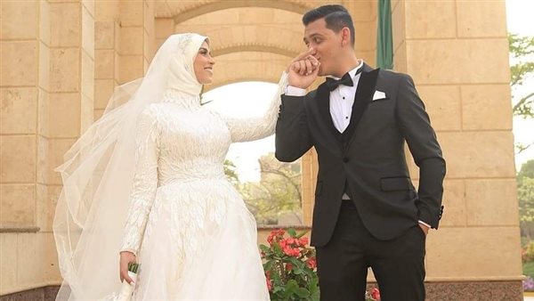 الشاب أحمد شوقي وزوجته