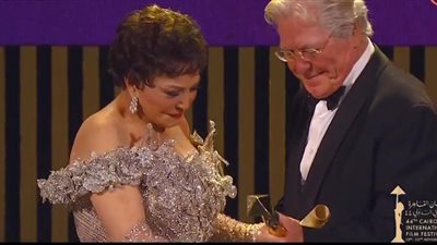حسين فهمي يُسلم لبلبة جائزة الهرم الذهبي من مهرجان القاهرة السينمائي بدورته الـ 44