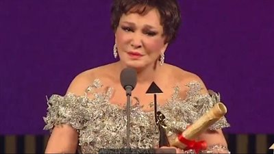 لبلبة تبكي خلال تكريمها بالقاهرة السينمائي وتتذكر والدتها الراحلة: كل سنة كانت تقولي هتتكرمي ومايحصلش نصيب