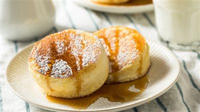 طريقة عمل بان كيك منفوخ.. 3 وصفات سهلة لفطائر اسفنجية 