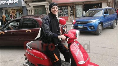 ليلى أم لثلاثة أبناء تقود موتوسيكل بالشرقية: بروح بيه الشغل وبشتغل دليفري | بث مباشر 