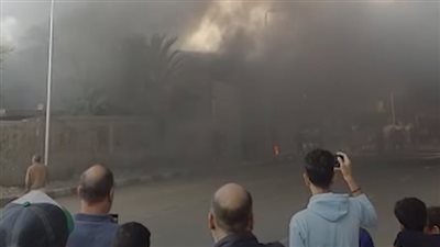 7 سيارات إطفاء تسيطر على حريق مخزن قطع غيار بالمطرية | صور