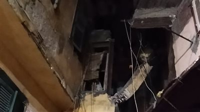 تساقط أجزاء من عقار بكوم الدكة.. وإزالة الجزء العالق المائل من الواجهة وسط الإسكندرية │ صور