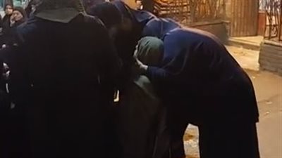 إغماء شقيقة شاب ضحية حادث أتوبيس الدقهلية أثناء تشييع جثمانه | بث مباشر