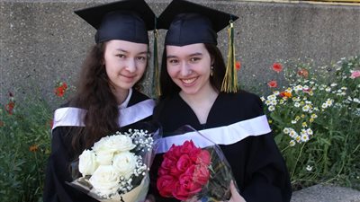 أخفيتا عمرهما الحقيقي عن الآخرين.. شقيقتان تحصلان على درجة الماجستير قبل إتمام الـ 20 عامًا