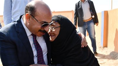 محافظ أسوان يفتتح مدرسة جديدة للتعليم الأساسي.. ويوجه بتلبية طلبات سيدة مسنة