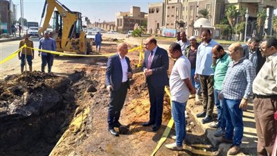 محافظ أسوان يطمئن على ضخ مياه الشرب عقب إصلاح كسر مفاجئ