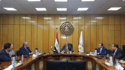 وزير القوى العاملة يوجه بتشكيل لجنة لبحث إجراءات عِمالة الحِج والعُمرة وتحديد صيغة العقود المبرمة وأجور العاملين