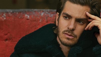 ذكرى مؤلمة للغاية.. أندرو جارفيلد يبكي خلال حديثه عن وفاة والدته