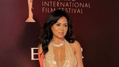 بفستان مفتوح الصدر.. أول ظهور لـ رانيا يوسف في مهرجان القاهرة السينمائي