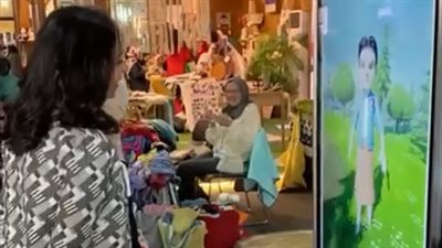 نورة تحاور مايا مرسي على شاشة تفاعلية ذكية بجناح القومي للمرأة بمؤتمر المناخ