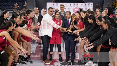 احتفال لاعبات الأهلي عقب التتويج ببطولة دوري المرتبط لكرة السلة سيدات