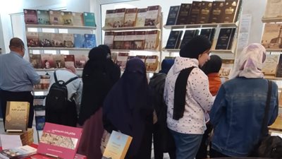 إقبال على إصدارات دار الكتب والوثائق في جامعة الأزهر | صور