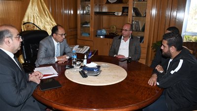  رئيس جامعة حلوان يعقد اجتماعًا لمناقشة سبل وآليات تطوير حركة النقل بالجامعة 