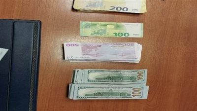 ضبط راكب أجنبي بمطار القاهرة حاول تهريب 700 ألف دولار و97 ألف يورو | صور