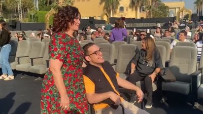 لافتة إنسانية على هامش ندوة لبلبة.. إلهام شاهين تلتقط صورة مع شاب من ذوي الاحتياجات الخاصة