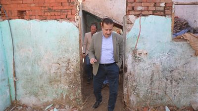 محافظ المنوفية يقرر صرف 100 ألف جنيه وترميم منزل أسرة تعول 4 أبناء من ذوي الهمم