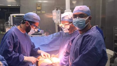 اخترق جسده سيخ سقط من الطابق الـ11.. تفاصيل جراحة عامل البناء بقصر العيني