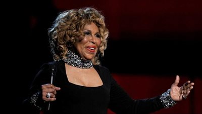 بعد إصابة المغنية روبرتا فلاك به.. ماهي أعراض وأسباب مرض التصلب الجانبي الضموري