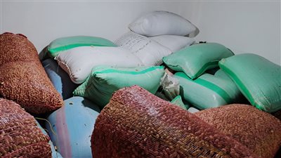 ضبط 25 طن أرز شعير داخل مخزن بالبحيرة قبل بيعها في السوق السوداء