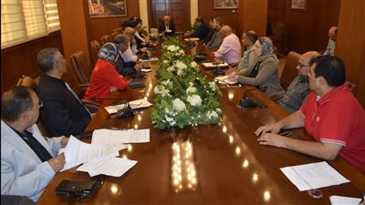 محافظ بورسعيد يناقش استعدادات المحافظة لاستقبال عدد من البواخر السياحية