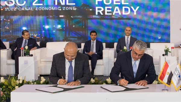 جانب من توقيع العقد