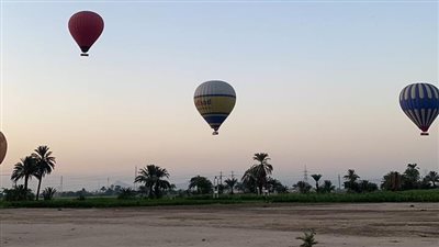 800 سائح يحلقون في سماء الأقصر بالبالون الطائر اليوم