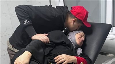 عنبة يطلب الدعاء لوالدته بعد تعرضها لوعكة صحية: مليش غيرك يا أمي