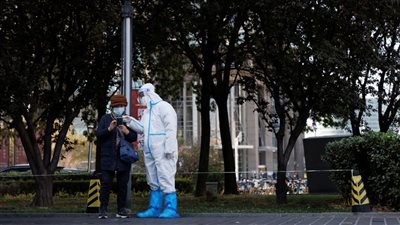 الصين تشهد ارتفاعًا تاريخيًا في إصابات كورونا وتخيب آمال المواطنين في إجراءات التخفيف