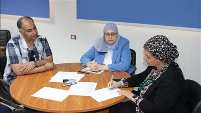 نائب رئيس جامعة أسيوط تتابع سير العمل بالمركز الجامعي للتطوير المهني