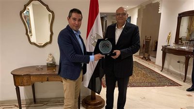 محمد بركات يهدي سفير مصر بالمغرب درع اتحاد الكرة وقميص المنتخب الأولمبي