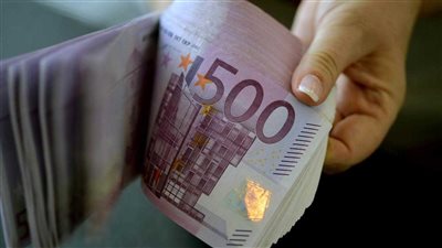 اليورو يعمق خسائره لليوم الثالث على التوالي أمام الدولار