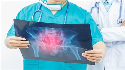 أصيب بـ عدوى سرطانية.. والدة طفل تستغيث: محتاج عملية بره مصر تكلفتها 20 ألف يورو