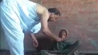 ربعي رجلك.. ابن يعذب والدته ويضربها بآلة حادة في الشرقية | فيديو