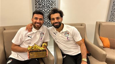 محمد صلاح يهدي تريزيجيه جائزة أفضل لاعب بمباراة مصر وبلجيكا