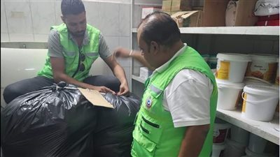 ضبط 600 كجم أغذية بدون بيانات وغلق ثلاثة مطابخ لفنادق بمدينة دهب