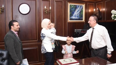 بعد رفض طلبها.. محافظ الإسكندرية يكلف بفحص شكوى معلمة وندبها قرب محل سكنها لمراعاة طفلها المريض