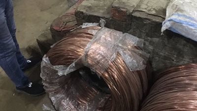 القبض على صاحب مصنع أسلاك كهربائية لاتهامه باستخدام مواد مجهولة المصدر بالمرج