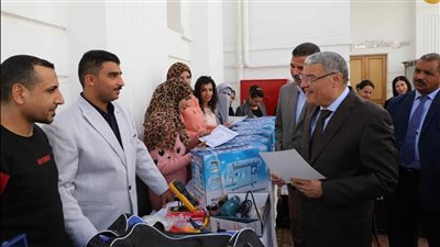 محافظ المنيا يسٌلم 14 مشروعًا للمتميزين في الدورات التدريبية ضمن مبادرة مهنتك مستقبلك بقرى حياة كريمة 