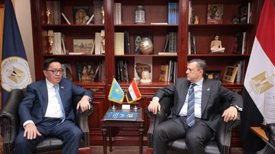 وزير السياحة يلتقي سفير كازاخستان بالقاهرة لبحث سبل التعاون المشترك