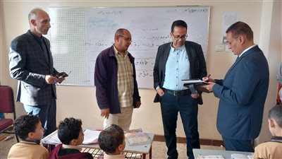 باعوا مذكرات للطلبة.. إحالة مديرة مدرسة ومعلمين للشئون القانونية بالمحلة