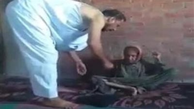 مراته كانت بتصوره.. تفاصيل القبض على صاحب فيديو تعذيب وضرب والدته بالشرقية | بث مباشر