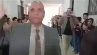 500 طالب بالمحلة ينظمون ممرا شرفيا لتكريم مدير المدرسة في آخر أيام عمله